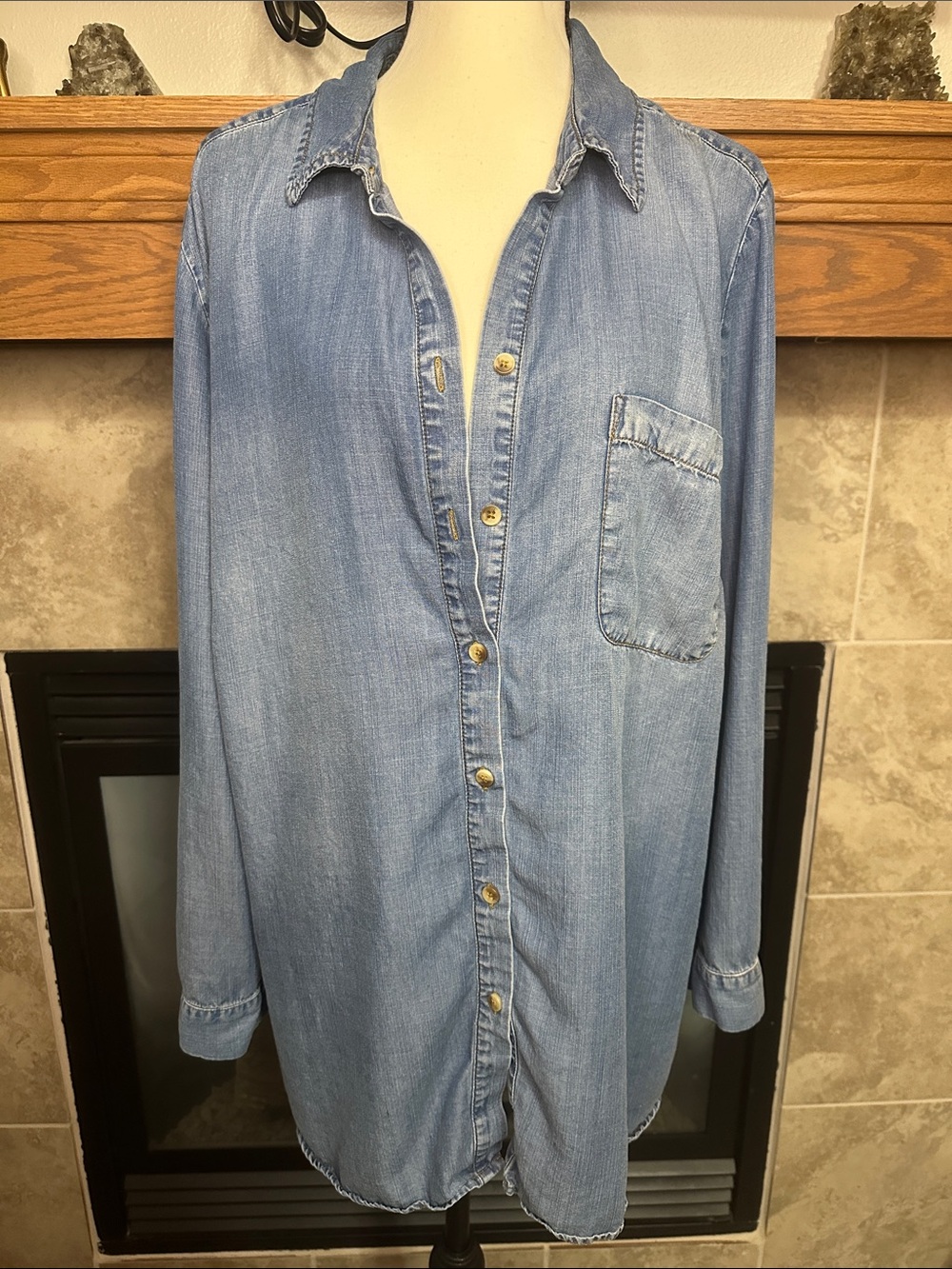 Chico’s Size 4 XXL Tencel Chambray Denim Button Down Shirt Blue Size 20/22